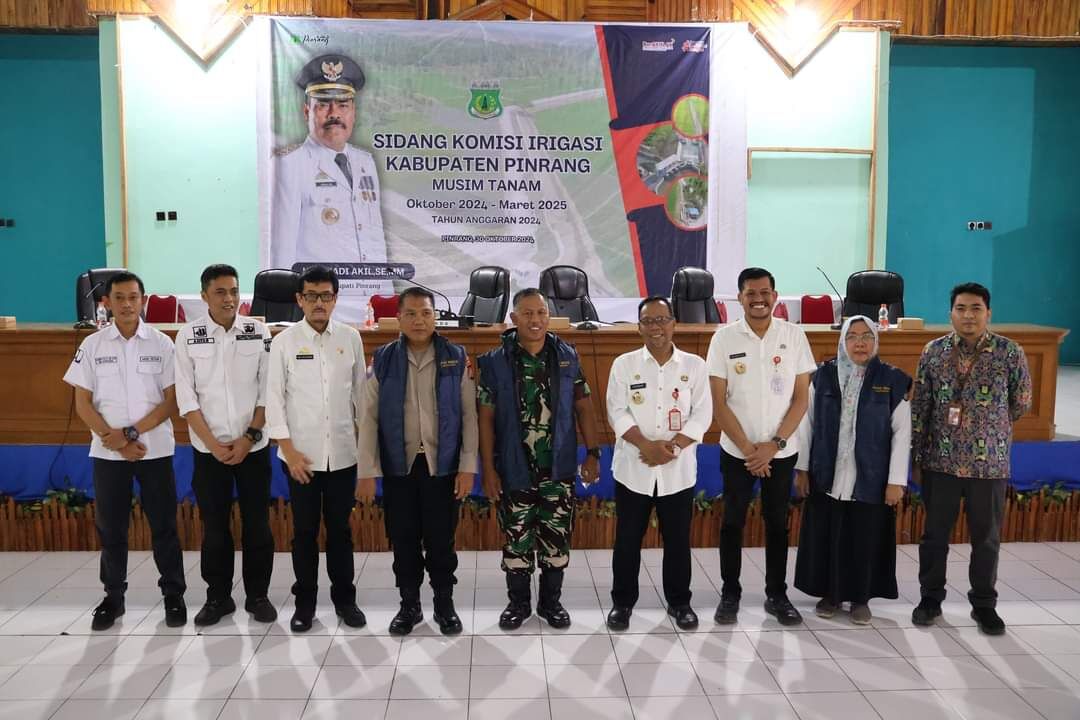 SIDANG -- Sekkab Pinrang, A Calo Kerrang foto bersama usai membuka sidang Komisi Irigasi Kabupaten Pinrang untuk musim tanam Oktober 2024 – Maret 2025 di Ruang Pola Kantor Bupati Pinrang, Rabu (30/10). 
