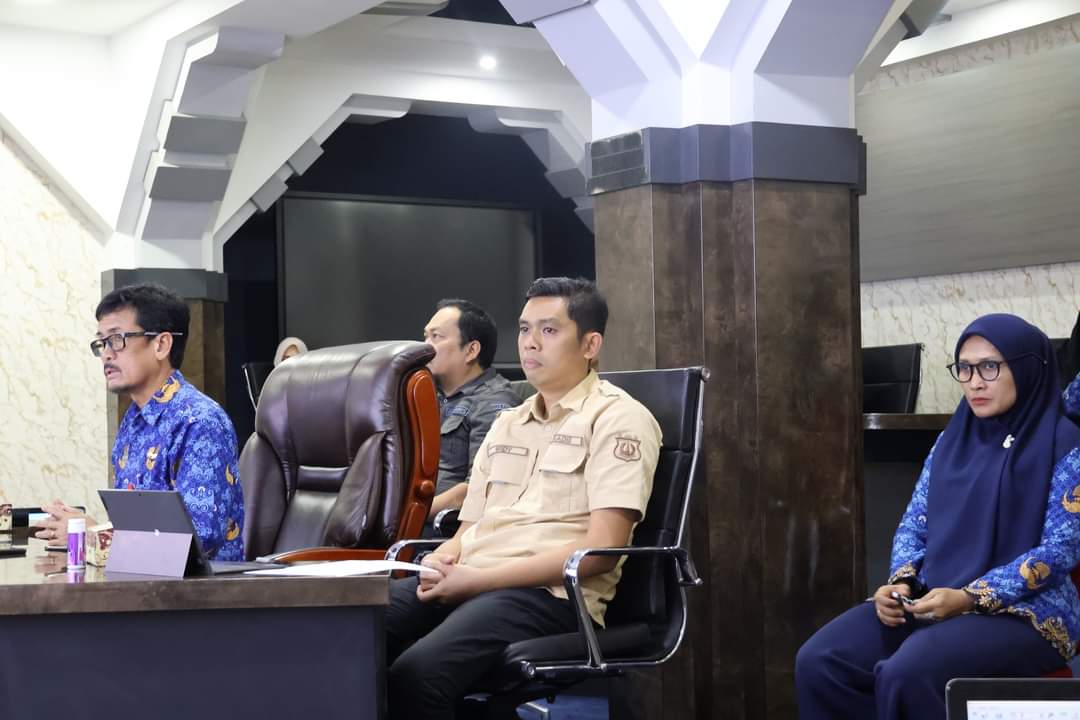 TAUVAL -- Sekkab Pinrang, A Calo Kerrang memimpin tim SPBE Pemkab Pinrang dalam kegiatan Tauval SPBE yang dilaksanakan secara virtual di ruang Jendela Lasinrang, Dinas Komunikasi, Informatika, dan Persandian Kabupaten Pinrang, Kamis (17/10).