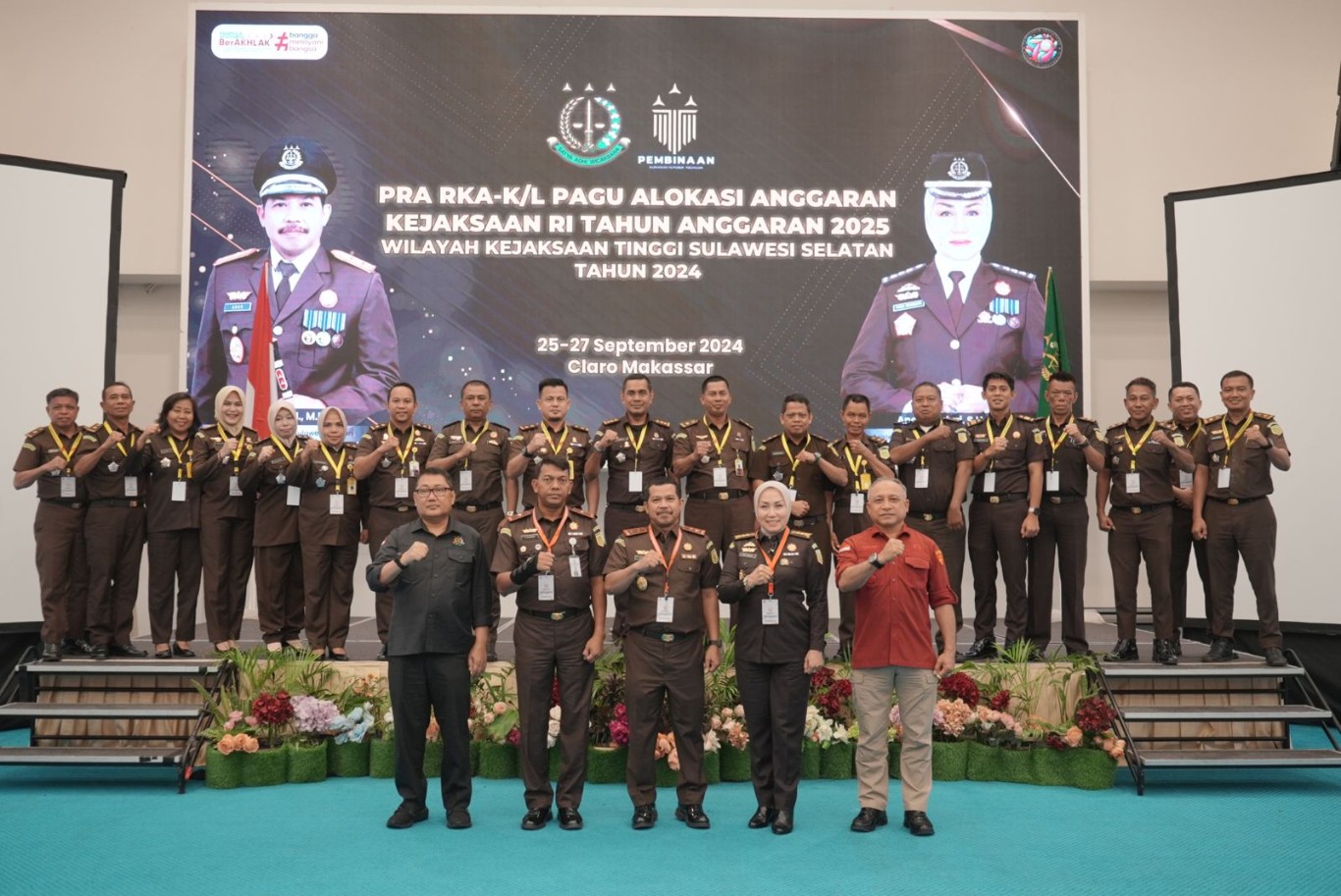 PRA RKA -- Kajati Sulsel, Agus Salim (tengah) bersama Wakajati Sulsel, Teuku Rahman, Ketua Panitia Pelaksana yang juga Asisten Bidang Pembinaan, Andi Sundari (dua dari kanan) saat menghadiri kegiatan PRA-RKA tahun anggaran 2025 wilayah Kejati Sulsel.
