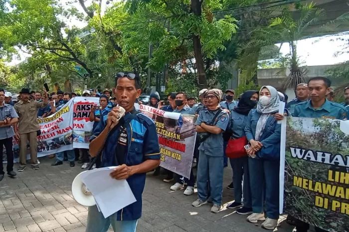 ist
PROTES--Ratusan penjaga pintu air SDA-CKTR protes tak bisa ikut PPPK 2024.Padahal mereka mengaku telah dimasukkan dalam data base BKN.
