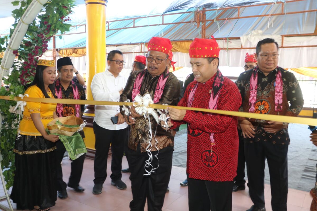 RESMIKAN -- Pjs Bupati Luwu Timur, Jayadi Nas meresmikan Gedung Gereja Imanuel Lambarese, Kecamatan Burau ditandai dengan pemukulan gong, pembukaan selubung papan nama gereja, pengguntingan pita dan penandatanganan prasasti, Kamis (24/10).

