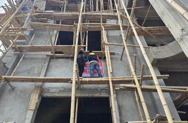 int
LEMAH--Pj Sekkot Makassar Irwan Rusfiady Adnan menyoroti kinerja Distaru yang lemah, terkhusus kasus  rumah owner skincare Mira Hayati yang disegel  karena tidak mengantongi dokumen PBG.Tampak rumah yang disegel.
