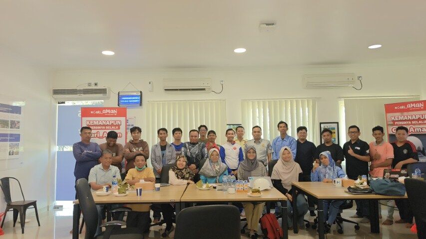 SAFETY RIDING -- Para karyawan Mars Cocoa Side Pangkep berfoto bersama Instruktur Safety Riding Asmo Sulsel, Wanny Dewo (tengah) usai menerima materi tentang safety riding atau cara aman saat berkendara.

