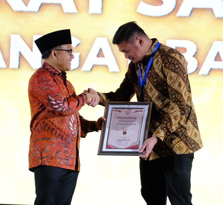 IST
SAKIP -- Bupati Gowa Adnan Purichta Ichsan saat menerima penghargaan SAKIP predikat BB pada SAKIP Award 2024 dari MenPAN-RB Abdullah Azwar Anas. 
