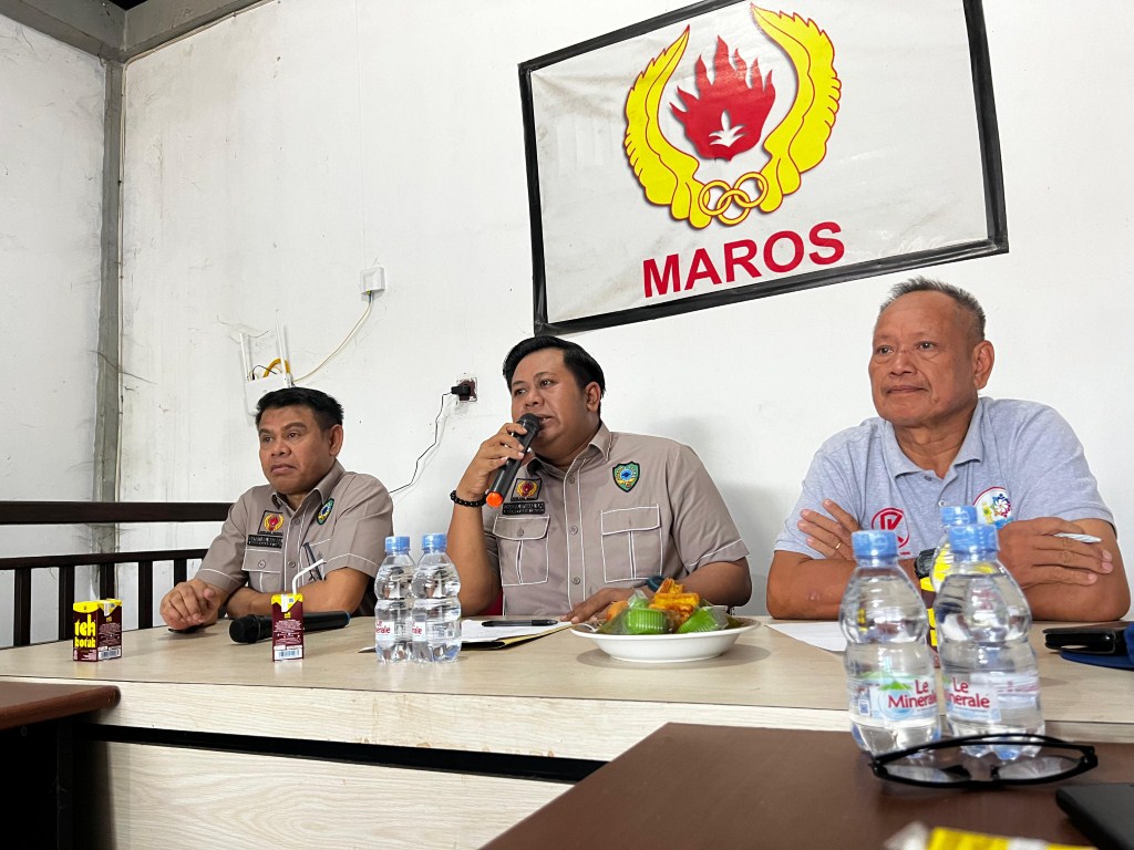 SAMBUTAN -- Sekretaris Umum KONI Maros, Chaerul Syahab (tengah) didampingi Ketua Umum KONI Barru dan salah seorang pe pengurus KONI Maros lainnya saat memberikan kata sambutan.
