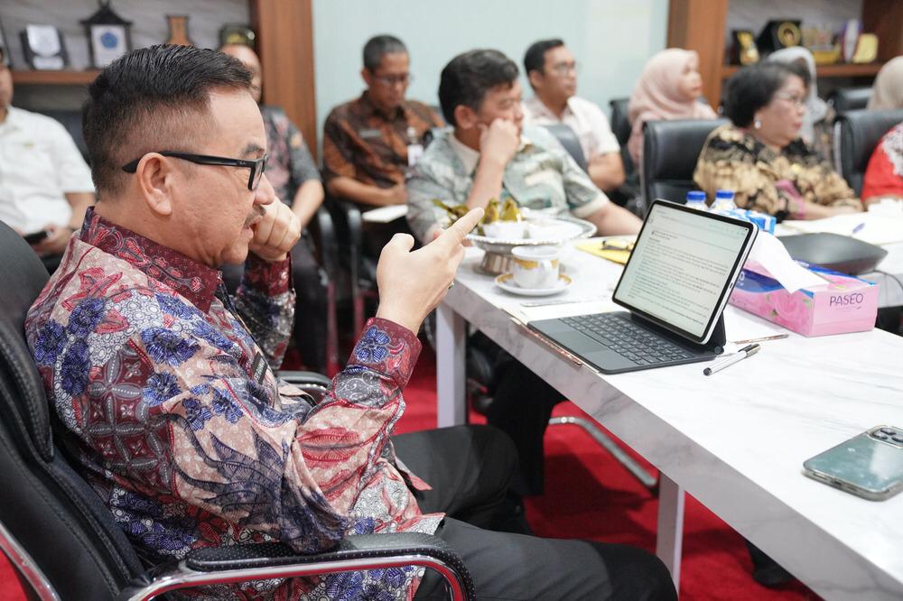 ist
PIMPIN--Sekprov Sulsel,Jufri Rahman saat memimpin Rapat Penyesuaian Program Kegiatan untuk Tahun Anggaran 2025 yang berlangsung di Ruang Kerja Sekprov Kantor Gubernur Sulsel, Kamis (3/10).
