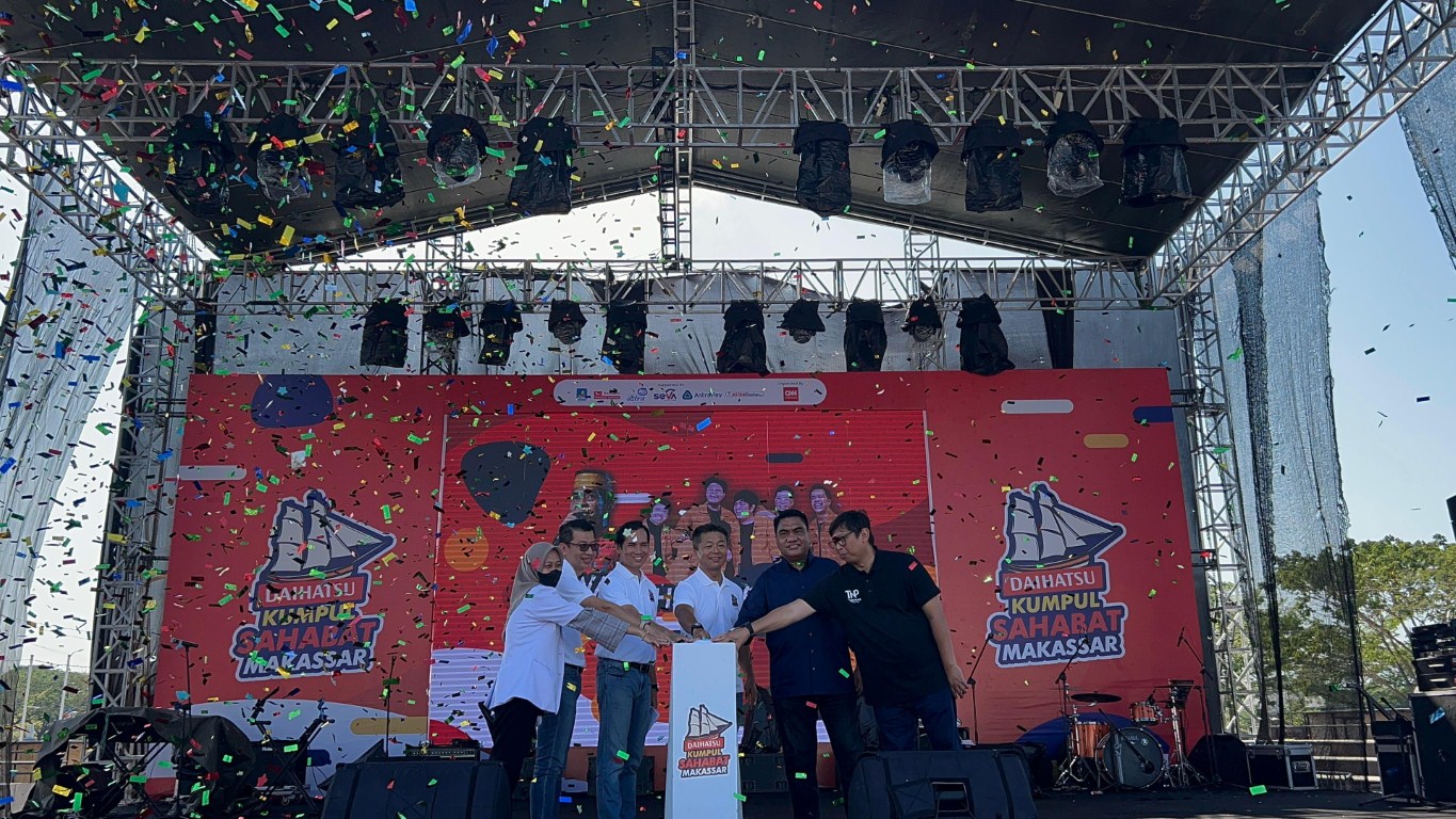 SEMARAK -- Daihatsu Kumpul Sahabat yang digelar di Anjungan Tugu Komodo CPI Makassar berlangsung semarak. 
