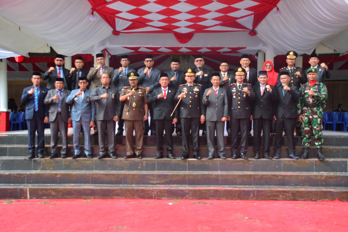 UPACARA -- Pemkab Sidrap menggelar upacara peringatan Hari Kesaktian Pancasila tahun 2024 di Kompleks SKPD, Selasa (1/9). Kapolres Sidrap, AKBP Fantry Taherong bertindak sebagai inspektur upacara. 

