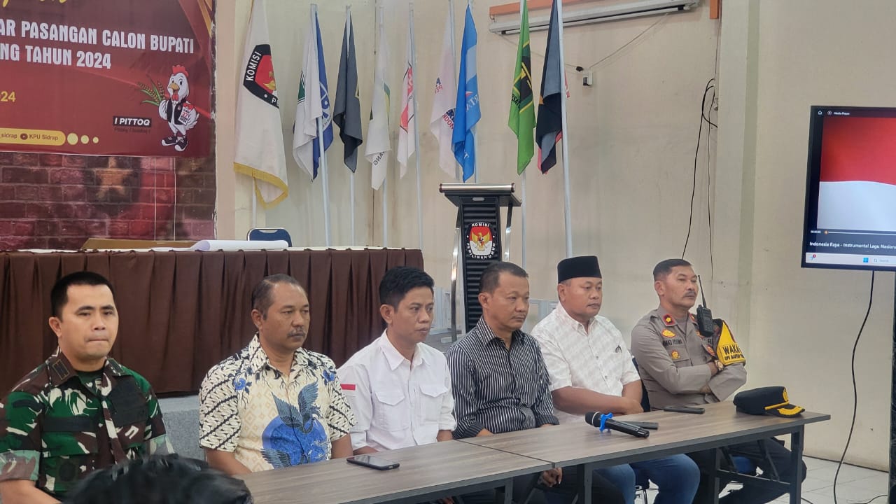 RAPAT -- Waka Polres Sidrap Kompol Ahmad Rosma bersama unsur Forkopimda menghadiri rapat di Gedung KPU Sidrap membahas persiapan pelaksanaan debat calon Bupati-Wabup Sidrap pada 27-28 Oktober mendatang.  