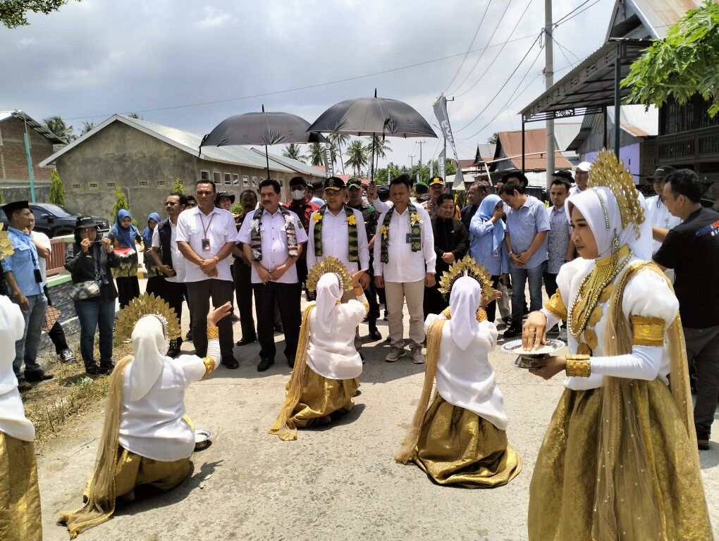 PANEN RAYA -- Pimpinan Perum Badan Urusan Logistik (Bulog) tiba di Desa Passeno, Kabupaten Sidrap dalam rangka melaksanakan panen raya penyerapan gabah melalui Program Mitra Tani Bulog, Rabu (23/10). 
