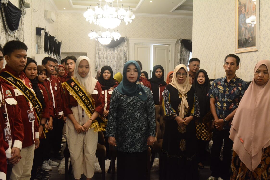 DIKUKUHKAN -- Pj Ketua TP PKK Kabupaten Sidrap, Hj Hafni Basra foto bersama usai dikukuhkan sebagai Bunda Forum Anak Kabupaten Sidrap, Minggu (20/10). Pengukuhan dilakukan secara daring dipimpin Pj Ketua Bunda Forum Anak Provinsi Sulsel Nunik Triyanti Zudan.
