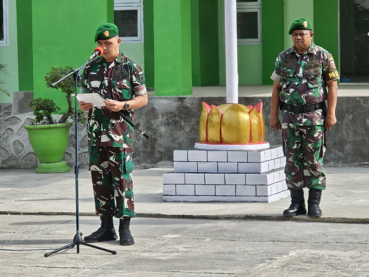 APEL -- Dandim 1420/Sidrap Letkol (Inf) Awaloeddin memimpin apel pagi pengecekan personel dilanjutkan Jam Komandan di Lapangan Apel Makodim 1420/Sidrap dan Aula Makodim, Kabupaten Sidrap, Senin (7/10)
