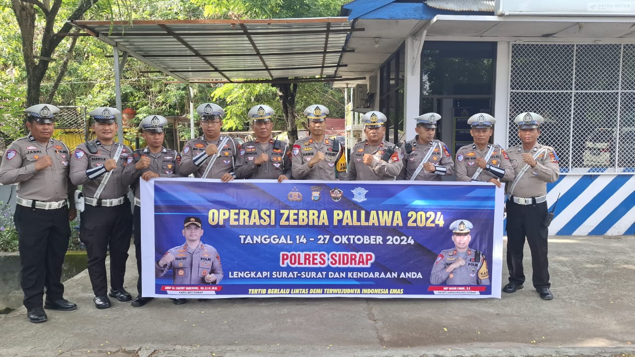 EDUKASI -- Satuan Lalu Lintas Polres Sidrap melakukan kegiatan edukasi kepada masyarakat terkait pentingnya tertib berlalu lintas memasuki hari kedua pelaksanaan Operasi Zebra Pallawa 2024, Selasa (15/10)