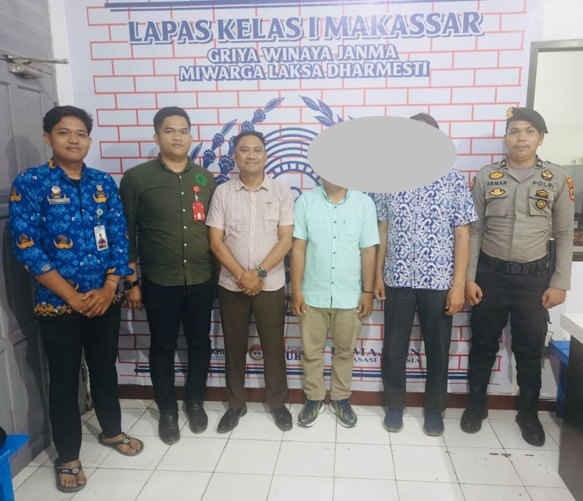 DITAHAN -- Tim Jaksa Pidsus Kejari Sidrap melakukan penahanan terhadap dua tersangka kasus dugaan korupsi dana nasabah di PT Pegadaian Cabang Dua Pitue, Kabupaten Sidrap, yakni S dan HS Senin (28/10). 
