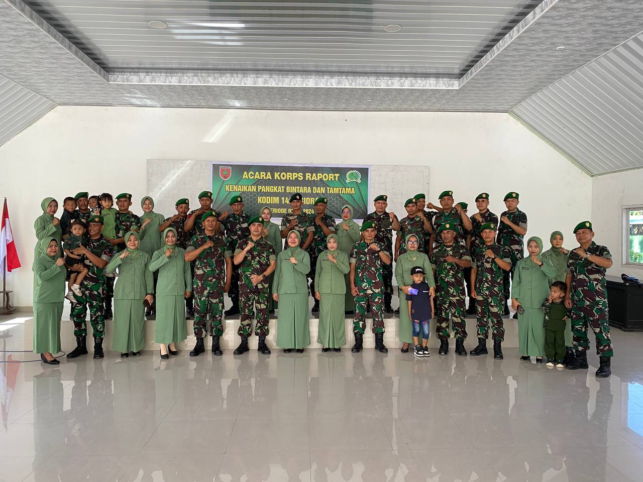 NAIK PANGKAT -- Dandim 1420/Sidrap Letkol (Inf) Awaloeddin memimpin acara kegiatan Korps Rapot Kenaikan Pangkat Bintara dan Tamtama Kodim 1420/Sidrap periode 01-10-2024 di Aula Makodim 1420/Sidrap, Selasa (1/10).
