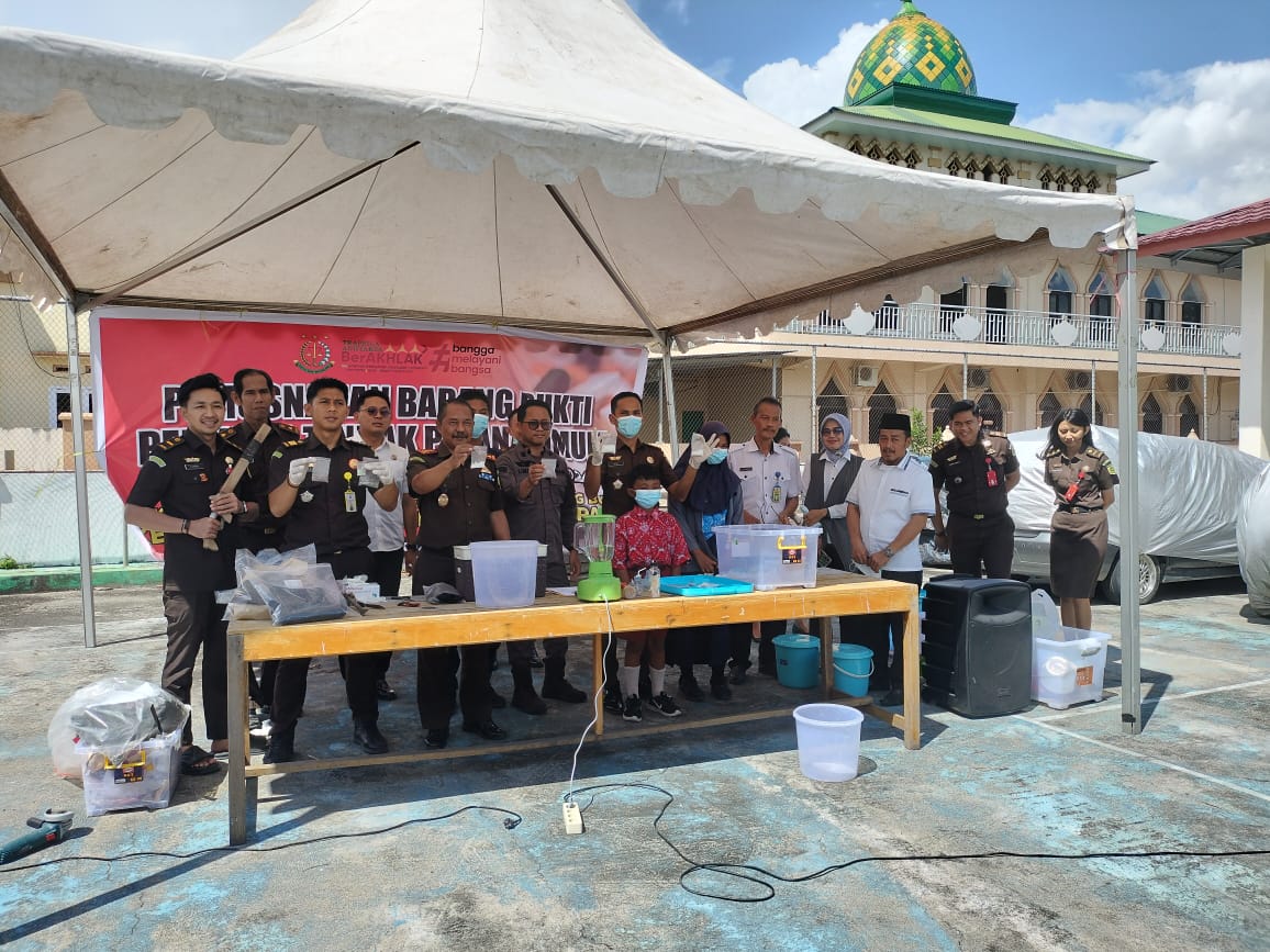 MUSNAHKAN -- Kejari Sidrap melakukan pemusnahan barang bukti narkoba dari berbagai tindak pidana lainnya di Gedung Kajari, Rabu (9/10). 
