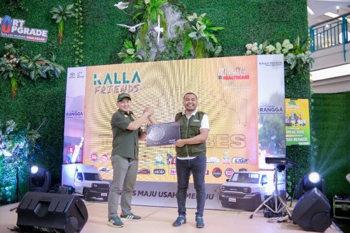 SIMBOLIS -- Ketua Komunitas TOC Celebes, Agus Suherman (kiri) menyerahkan secara simbolis kartu TOC kepada General Manager Kalla Toyota, Suliadin, di sela meluncurkan KTA tersebut di Mal Ratu Indah Makassar.
