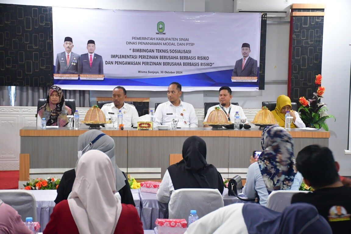 BIMTEK -- DPMPTSP Kabupaten Sinjai menggelar Bimtek Implementasi Perizinan Berusaha Berbasis Risiko serta Pengawasan Perizinan Berbasis Risiko di Aula Wisma Sanjaya Sinjai, Selasa (30/10). 
