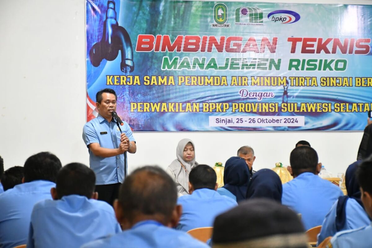 BIMTEK -- Kepala PDAM Sinjai Nasrullah Mustamin saat membawakan sambutan pada Bimtek Mmanajemen Risiko yang digelar Perumda Air Minum Tirta Sinjai, bekerja sama BPKP Sulsel di Aula Wisma Sandika, Sinjai, (25-26/10).
