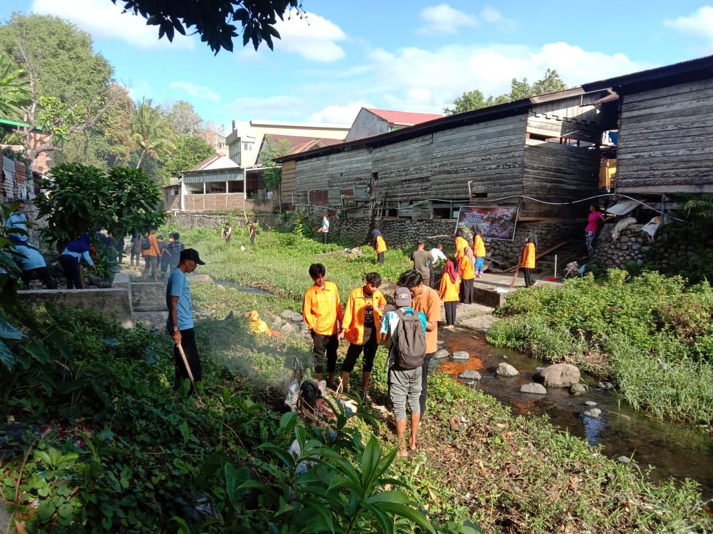 KARYA BAKTI -- Personel Koramil 1423-01/Lalabata bersama warga masyarakat dan mahasiswa melakukan Karya Bakti bersih-bersih sampah. 
