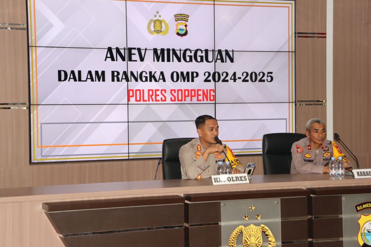 PILKADA DAMAI -- Polres Soppeng melaksanakan kegiatan Cooling System Pilkada 2024 yang dihadiri para kapolsek jajaran Polres Soppeng, Dai Mitra Polri dan Dai Polri Polres Soppeng di Aula Tantya Sudhirajati Mapolres Soppeng, Rabu (23/10).
