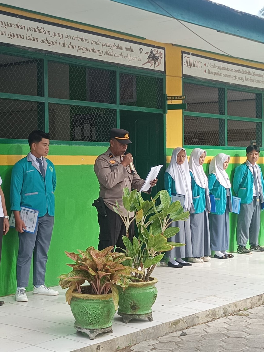 IRUP -- Kasi Humas Polres Soppeng Iptu H Husain menjadi Irup upacara bendera di SMK Karya Teknik Watansoppeng Kelurahan Botto Kecamatan Lalabata, Senin (7/10). 
