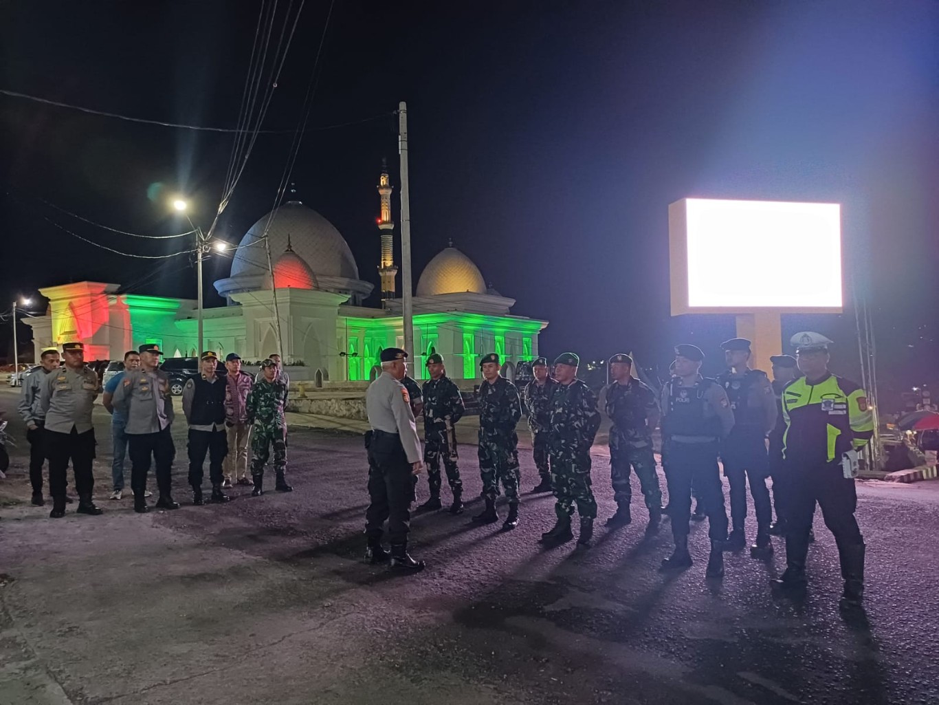 AMANKAN TITIK RAWAN -- Personel Polres Soppeng dan TNI intens melaksanakan patroli sinergitas dalam rangka Cooling System Pemilukada Damai 2024 di wilayah hukum Polres Soppeng. Sabtu (19/10).
