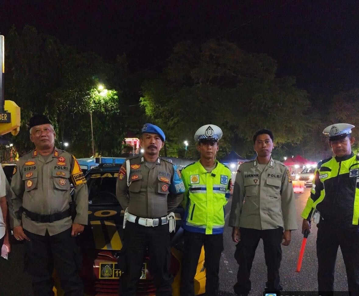 AMANKAN -- Polres Soppeng mengerahkan sejumlah personel pada kegiatan Maulid Akbar Nabi Besar Muhammad SAW 1446 H /2024 M yang digelar di Lapangan Gasis Watansopeng, Minggu (20/10).  
