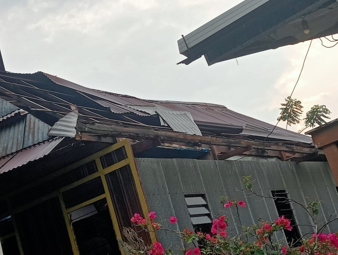 ANGIN KENCANG -- Sebanyak 21 unit rumah di Batu Batu Latappareng Kelurahan Manorangsalo Kecamatan Marioriawa porak poranda oleh hujan deras disertai angin kencang yang terjadi pada Senin (21/10). 
