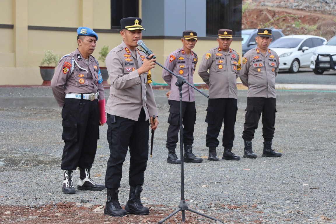 APEL -- Kapolres Soppeng AKBP H Muhammad Yusuf Usman memimpin Apel Jam Pimpinan di Lapangan Apel Polres Soppeng, Kamis (10/10). Apel diikuti para PJU, Kapolsek Jajaran, para perwira dan Bintara serta PNS.