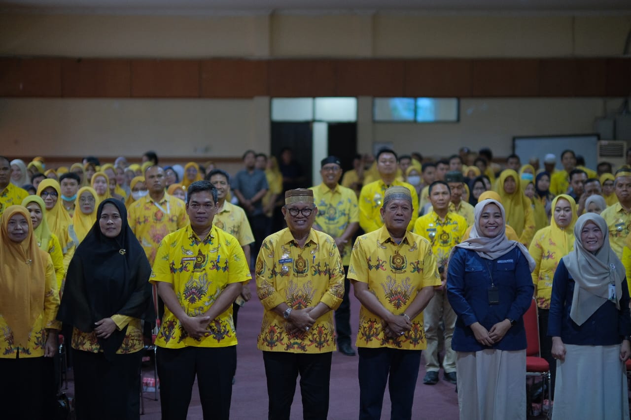 LAUNCHING -- Bupati Soppeng HA Kaswadi Razak foto bersama usai launching Universal Health Coverage (UHC)  Tingkat Kabupaten Soppeng di Ruang Pola Kantor Bupati, Kamis (3/10
