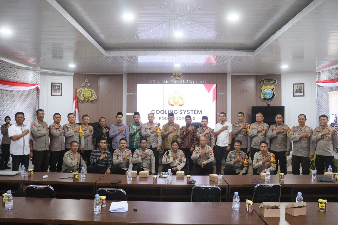 COOLYNG SYSTEM -- Polres Tana Toraja bersama Kodim 1414 Tator foto bersama usai memprakarsai Cooling System Deklarasi Pilkada damai di Hotel Puri Artha, Makale, Rabu (23/10). 
