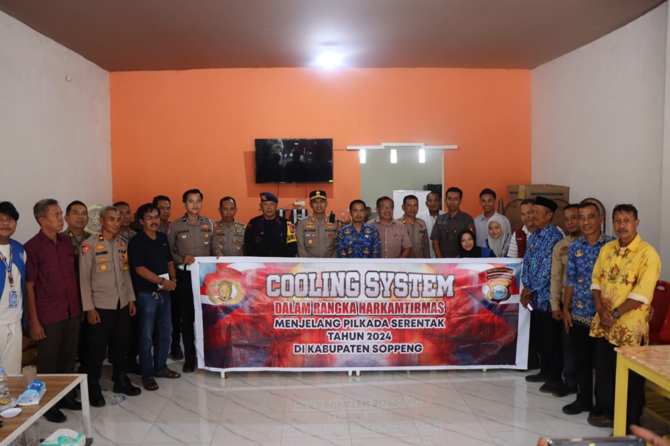 PILKADA DAMAI -- Kapolres Soppeng AKBP H Muhammad Yusuf Usman foto bersama usai menggelar Cooling System untuk mewujudkan Pilkada damai 2024 di Cafe Sahabat Kelurahan Tettikenrarae Kecamatan Marioriwawo Kabupaten Soppeng, Kamis (17/10) 
