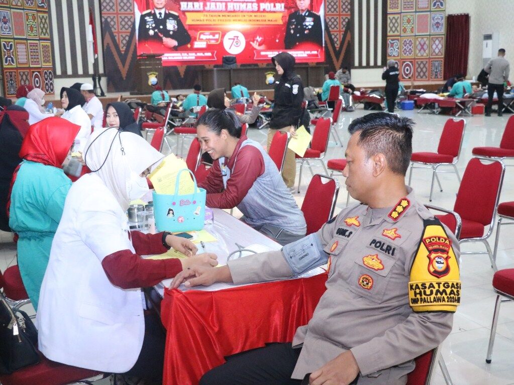 DONOR DARAH -- Personel Polres Soppeng mengikuti donor darah serentak yang digelar Humas Polda Sulsel. Sebanyak 1.044 orang berpartisipasi mendonorkan darahnya di Aula Mappaodang Polda Sulsel, Selasa (29/10) 