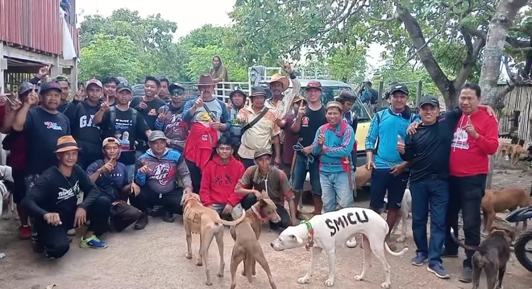 DUKUNG -- Komunitas Paddengngeng mendukung Calon Bupati Soppeng Andi Mapparemma (siAP-ADA). Dukungan disampaikan saat hadir dalam acara Paddengngeng di Kecamatan Marioriawa, Kabupaten Soppeng, Rabu (9/10).
