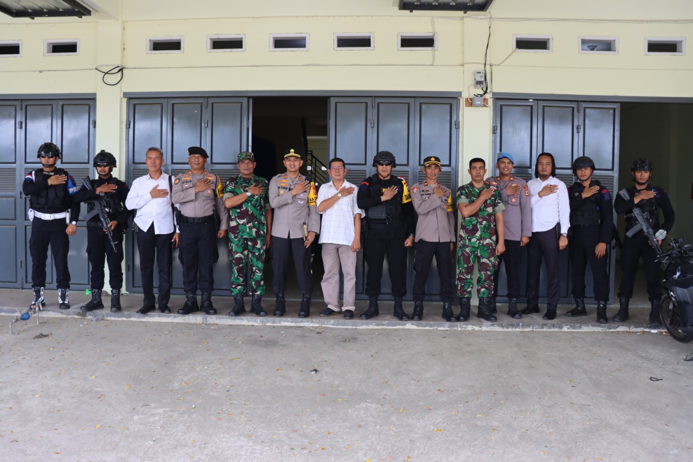 TINJAU -- Kapolres Soppeng AKBP H Muhammad Yusuf Usman foto bersama usai melakukan kunjungan di Kantor Bawaslu, KPU dan meninjau gudang logistik Pilkada Kabupaten Soppeng Tahun 2024, Senin (30/9).
