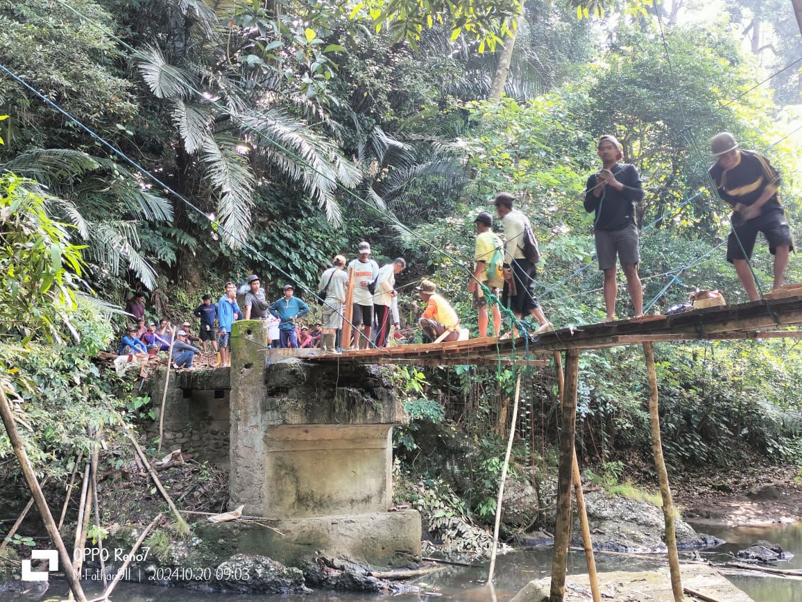 BANGUN JEMBATAN -- Warga Datae bergotong royong membangun jembatan yang hanyut diterjang banjir beberapa waktu lalu. Warga berharap pemerintah bisa membangun jembatan agar aktivitas tidak terganggu.  
