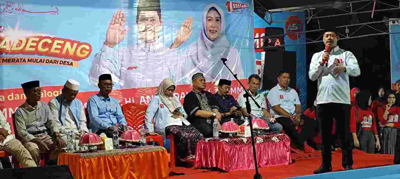 PROGRAM UNGGULAN -- Calon Bupati Soppeng Andi Mapparemma saat memaparkan program unggulannya disela-sela kampanye dialogis di Kelurahan Batu Batu Kecamatan Marioriawa, Kamis (10/10) malam 
