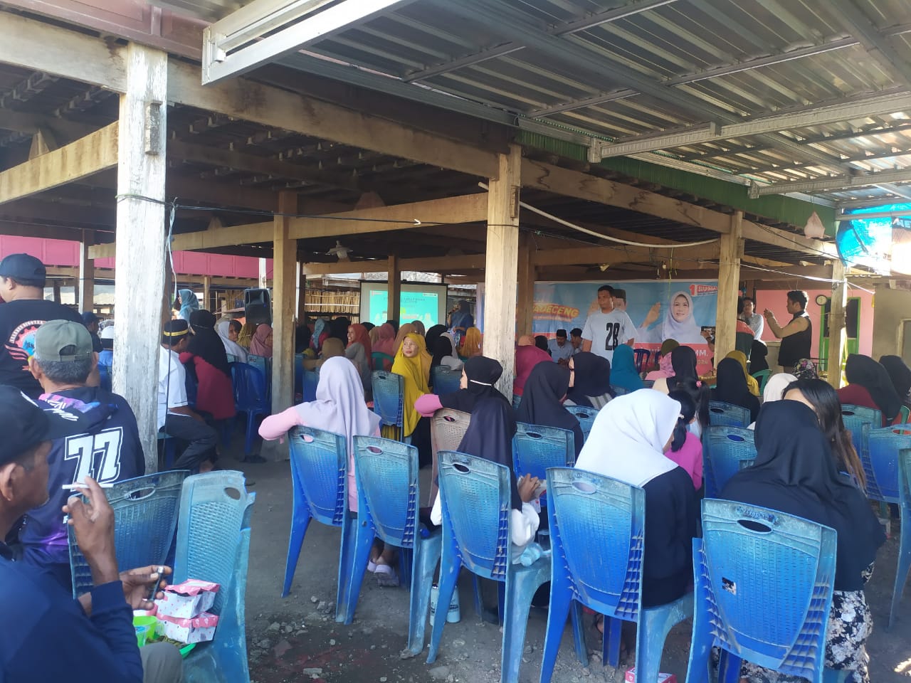 HARU -- Kampanye pasangan Andi Mapparema-Hj Adawiah (Siap Ada) di Desa Kessing, Kecamatan Donri Donri, Sabtu (12/10) diwarnai isak tangis. Kehadiran calon Bupati Soppeng, Andi Mapparema disambut haru oleh masyarakat setempat.
