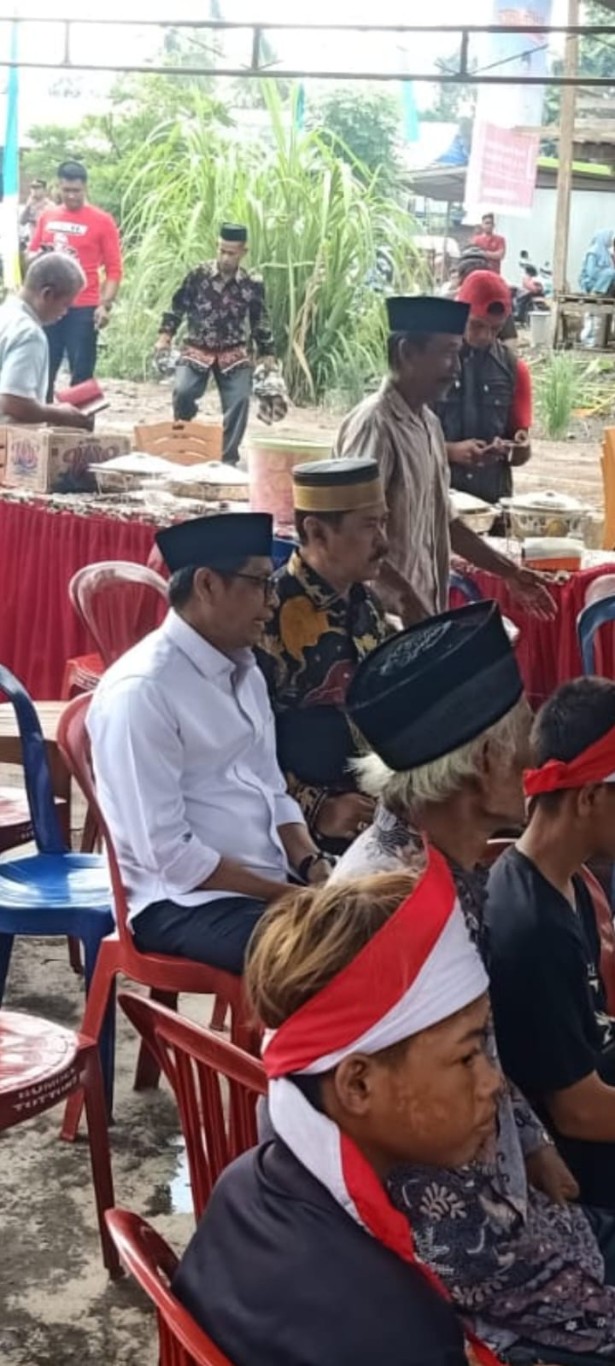 CIPIKA CIKIPI -- Warga saat menghadiri kampanye Calon Bupati nomor urut 1 yakni A Mapparemma dan calon Wakil Bupati nomor urut 2  yakni Ir Selle Ks Dalle diacara pesta adat Pattaungeng/ Mappadendang di Situs Adat Petta Balubue Kampung Balubue Desa Tottong Kecamatan Donri-Donri, Rabu (16/10). 
