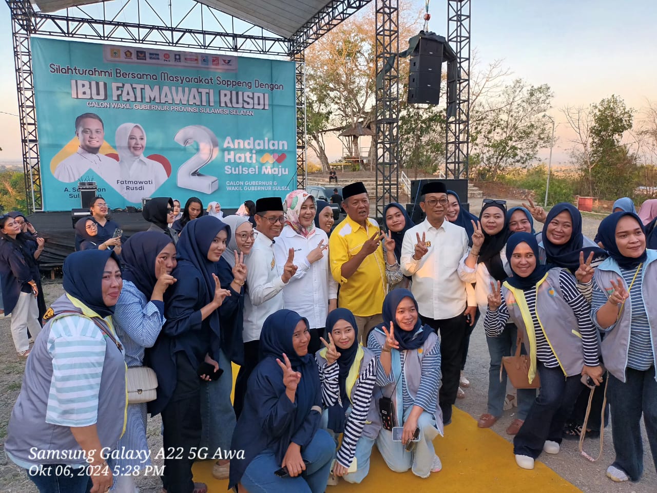 KAMPANYE -- Pasangan Calon Bupati dan Wakil Bupati Soppeng, H Suwardi Haseng - Selle KS Dalle (Sukses) terus melakukan kampanye, Minggu (6/10).
