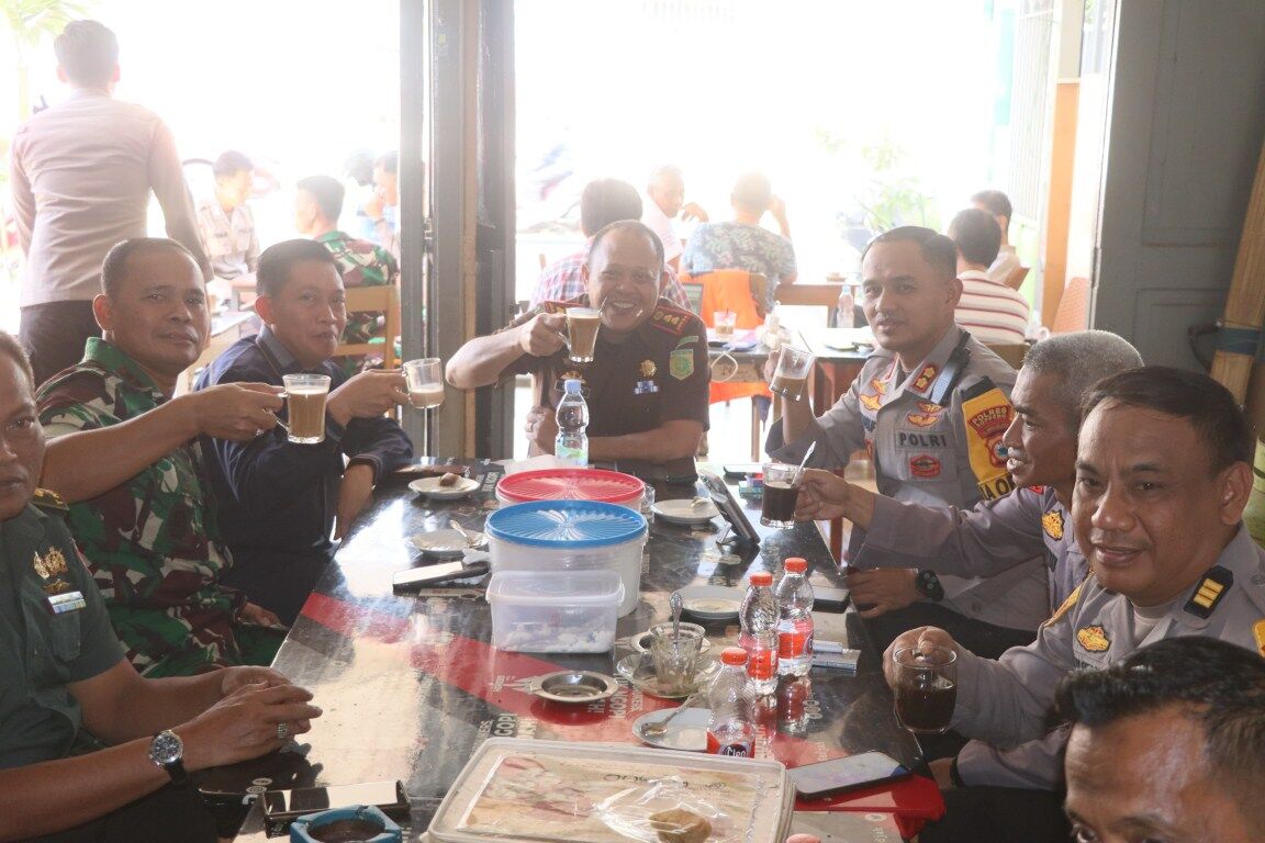 NGOPI BARENG -- Kapolres Soppeng AKBP Muhammd Yusuf Usman menggelar ngopi bareng bersama Dandim 1423, Kajari dan Ketua PN Soppeng di Warkop Sejahtera Mandiri, Rabu (23/10).
