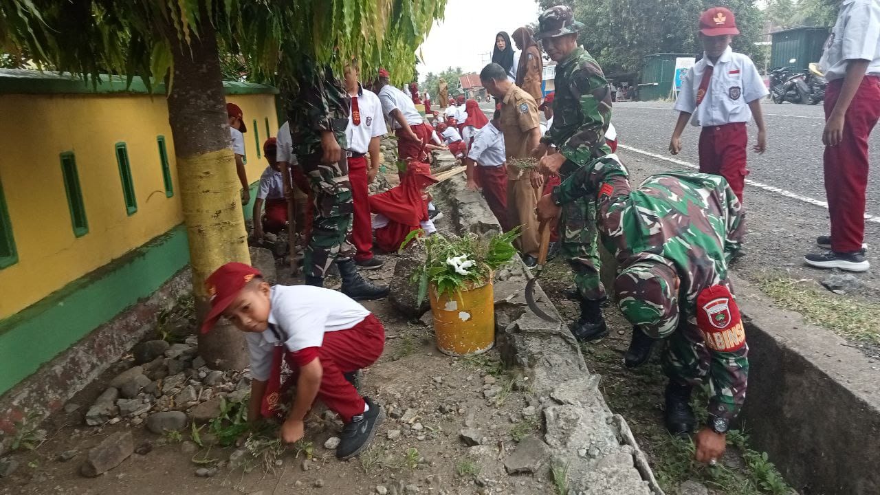 KARYA BAKTI -- Personel Koramil 01/Lalabata Kodim 1423/Soppeng bersama anak didik SDN 186 Dare Ajue melaksanakan Karya Bakti (Karbak) pembersihan saluran air di Dare'ajue Desa Lalabatariaja Kecamatan Donri Donri Kabupaten Soppeng, Selasa (14/10).
