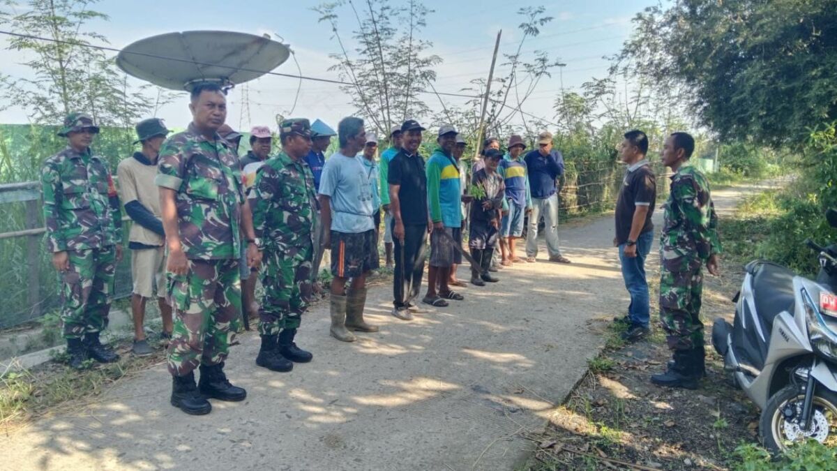 KARYA BAKTI -- Danramil 01/Lalabata Mayor (Inf) Nasruddin dan personel bersama warga masyarakat melakukan karya bakti pembersihan sampah dan rumput liar pada saluran air/parit kiri kanan jalan di Desa Maccile Kecamatan Lalabata Kabupaten Soppeng, Selasa (29/10).
