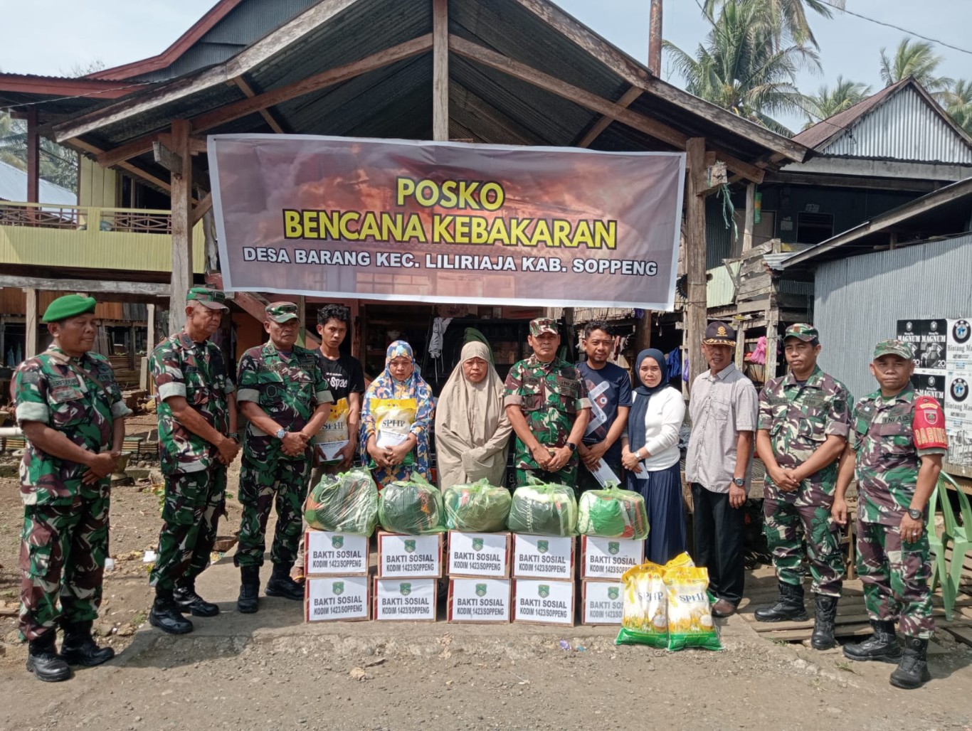 BERBAGI -- Dandim 1423/Soppeng Letkol (Inf) Reinhard Haposan Manurung didampingi Kepala Staf Kodim (Kasdim) Mayor (Inf) Baso Ratulangi memberikan santunan kepada warga korban kebakaran di Kecamatan Lilirilau dan Kecamatan Liliriaja Kabupaten Soppeng. Jumat (18/10).
