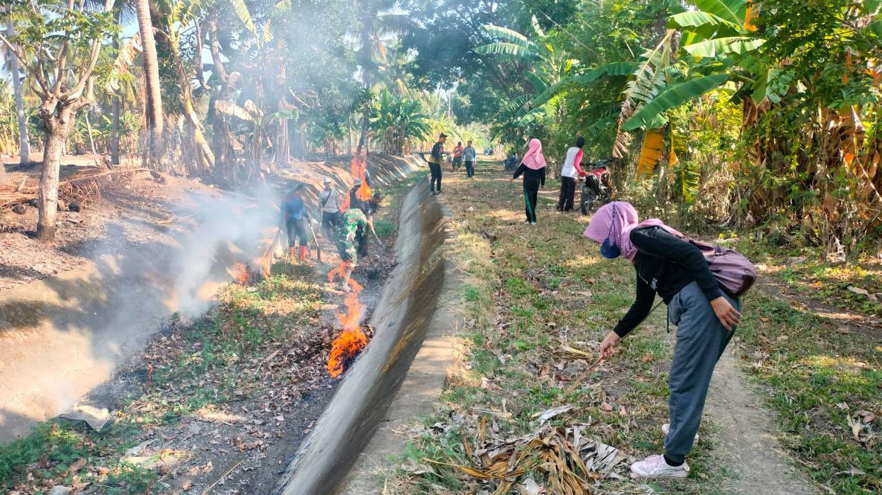 KARYA BAKTI -- Babinsa Serka Andi Vickram bersama masyarakat serta anggota kelompok Tani memimpin gotong royong pembersihan saluran air guna mencegah terjadinya banjir dan penyebaran penyakit di musim penghujan Desa Belo Kecamatan Ganra, Kabupaten Soppeng, Minggu (6/10). 
