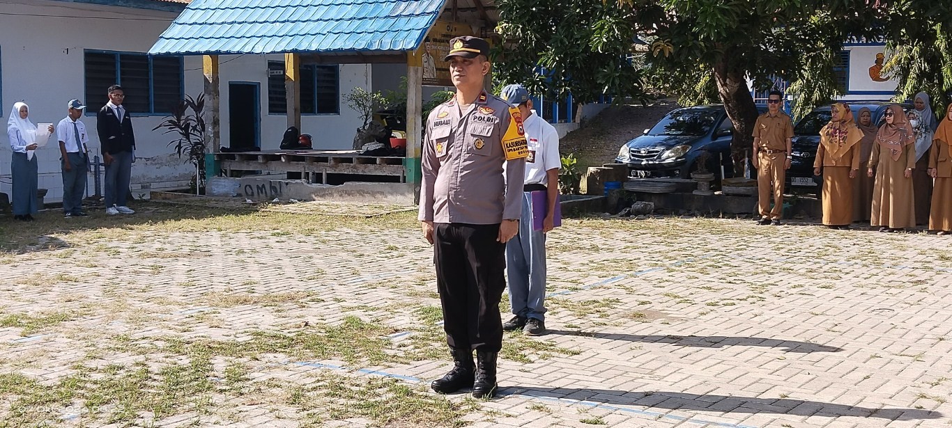 UPACARA -- Pejabat PJU dan Kapolsek jajaran Polres Soppeng menjadi Irup pada upacara bendera di SMU/SMK sederajat di Kabupaten Soppeng, Senin (7/10)
