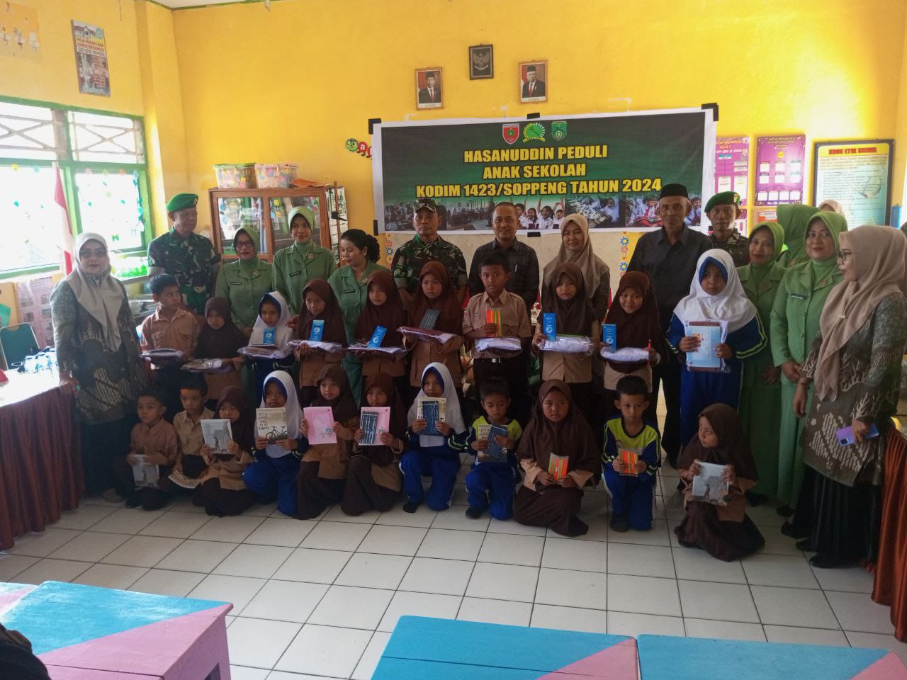 PROGRAM -- Kodim 1423/Soppeng mengadakan kegiatan sosial Program Hasanuddin Peduli Anak Sekolah di SDN 22 Jerae, Kelurahan Bila, Kecamatan Lalabata, Kabupaten Soppeng, Jumat (4-10). 