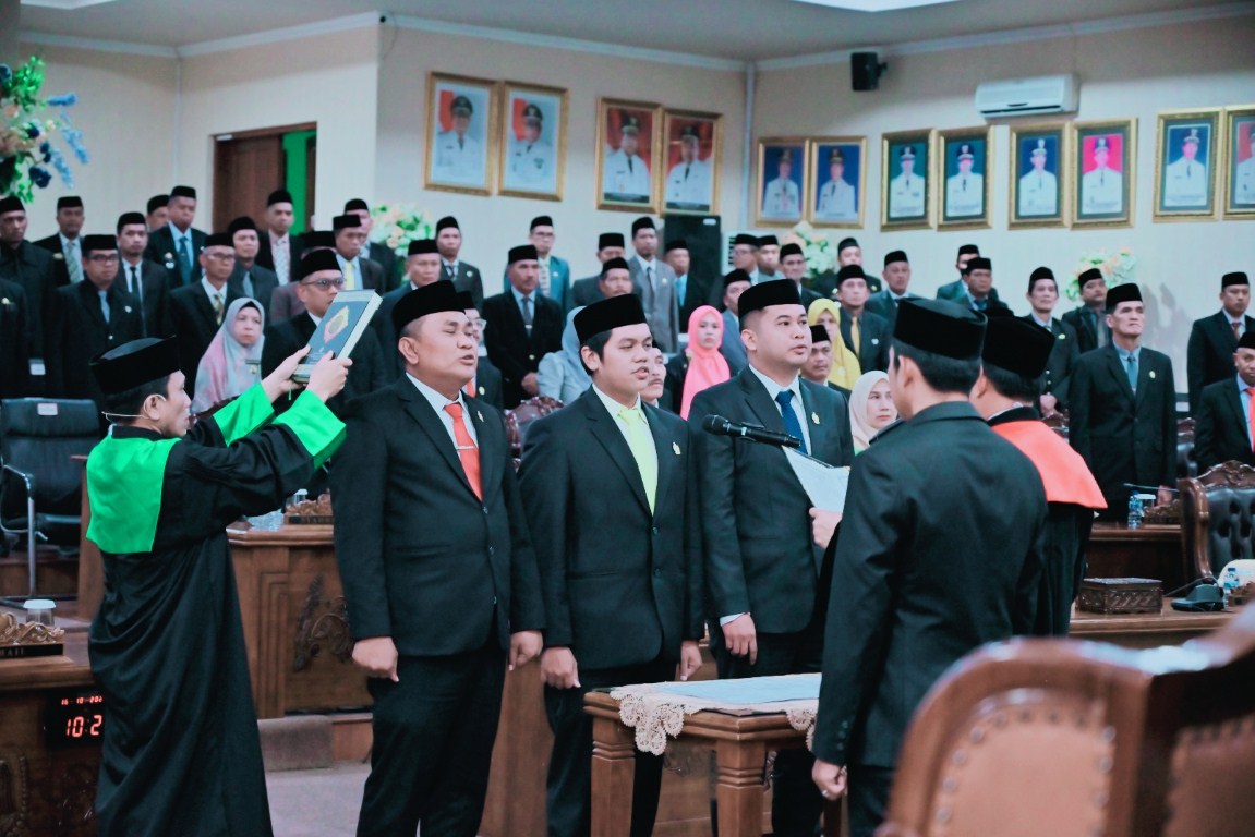 LANTIK -- Tiga pimpinan DPRD Kabupaten Soppeng dilantik dan dan diambil sumpahnya di Ruang Paripurna Gedung DPRD Kabupaten Soppeng, Rabu (16/10).
