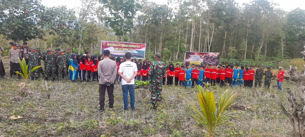 TANAM POHON -- Kodim 1423/Soppeng melaksanakan kegiatan penanaman pohon di Marioindah Lingkungan Takalala Kelurahan Tettikenrarae Kecamatan Marioriwawo Kabupaten Soppeng, Jumat (11/10). 
